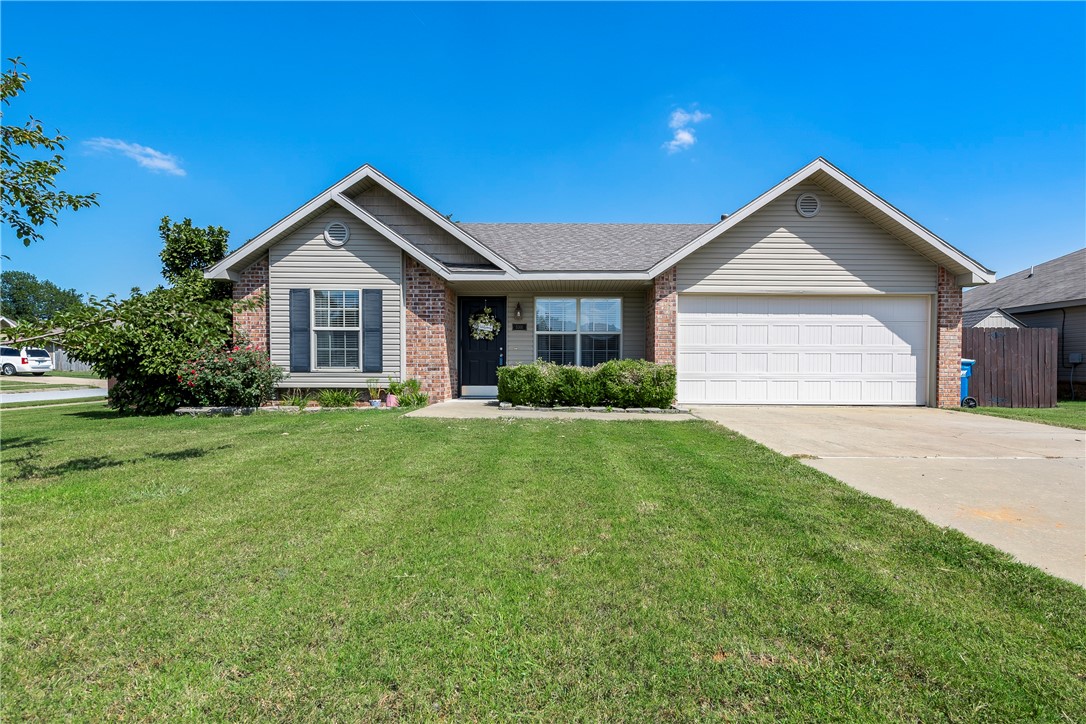 Come and check out this ready to move into Home! Recent updates include: 2021 items HVAC - upgraded (11,500), LVT (luxury vinyl flooring) everywhere, new paint walls & ceilings, garbage disposal & 2019 New Roof - WOW, Right!!! Stainless appliances, refrigerator (new ice maker 2022), washer & dryer all stay! Did I mention ready to move into??? Bentonville Schools in close proximity, restaurants, grocery stores, Starbucks & 7-Brew and many more businesses right down the road! Donāt miss this opportunity!