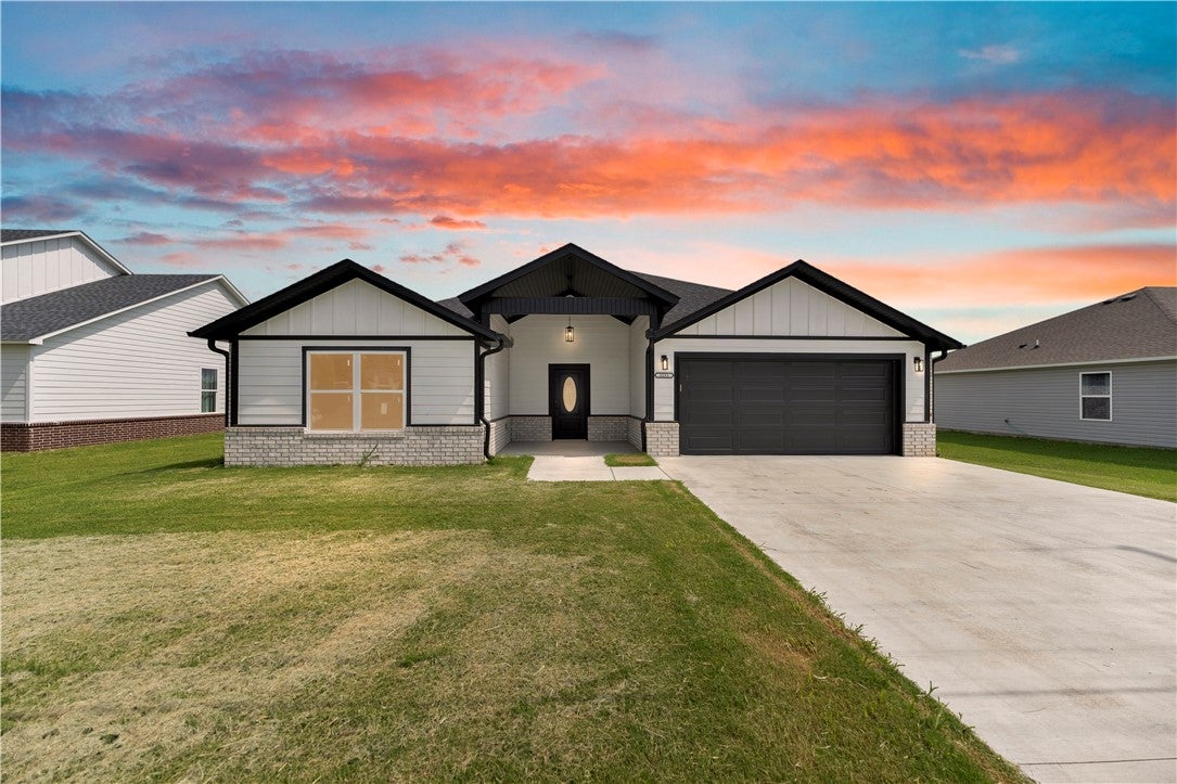 Photo 1 of 20 — 3251 E Kenwood Street, Siloam Springs, AR 72761