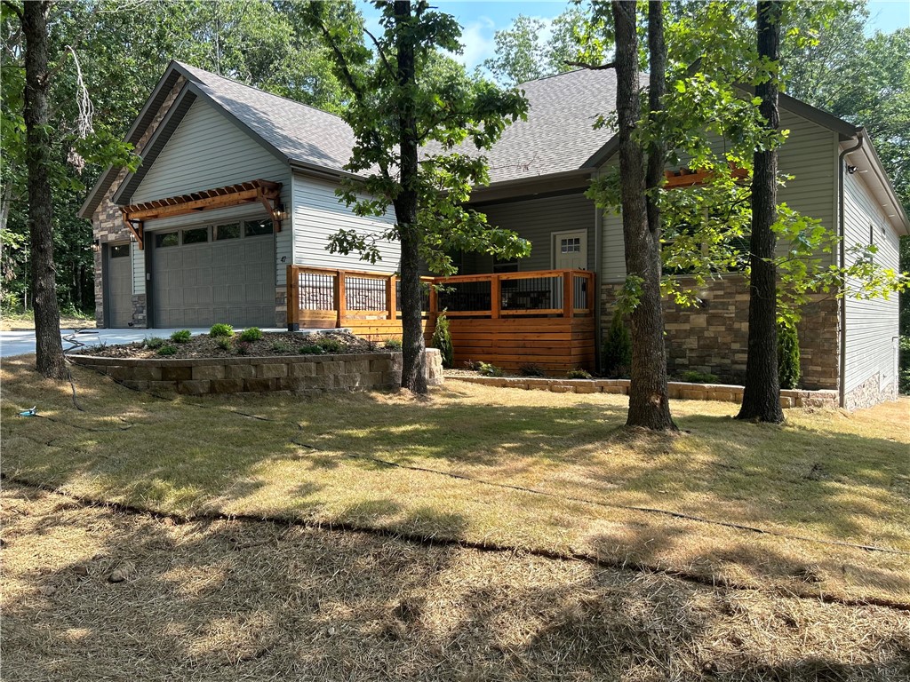 Modern, mountain-rustic beauty in Bella Vista on large lot. Close to Bella Vista Bypass and convenient to Wal-mart Home Office and Bentonville West high school.