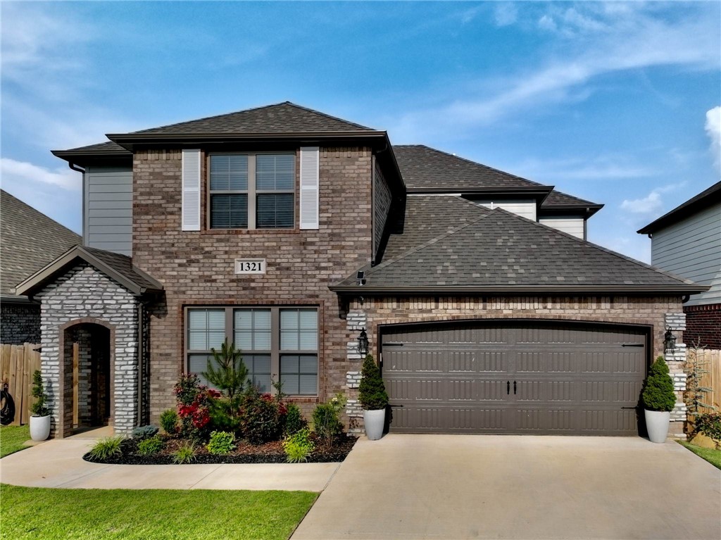 This 2021 built charming home is nestled in an amazing subdivision offering comfort, convenience, and a great location. It's inviting curb appeal, well-maintained exterior, and its thoughtfully designed floor plan spanning across 1951 sq ft makes this home ideal for anyone. Situated in the center of NWA this home offers easy access to nearby amenities, including shopping centers, restaurants, parks, and schools. Commuting is a breeze with I-49 only 5 mins away and 71 only 1 mins away!
Don't miss the opportunity to make this lovely house your new home. Schedule a showing today!