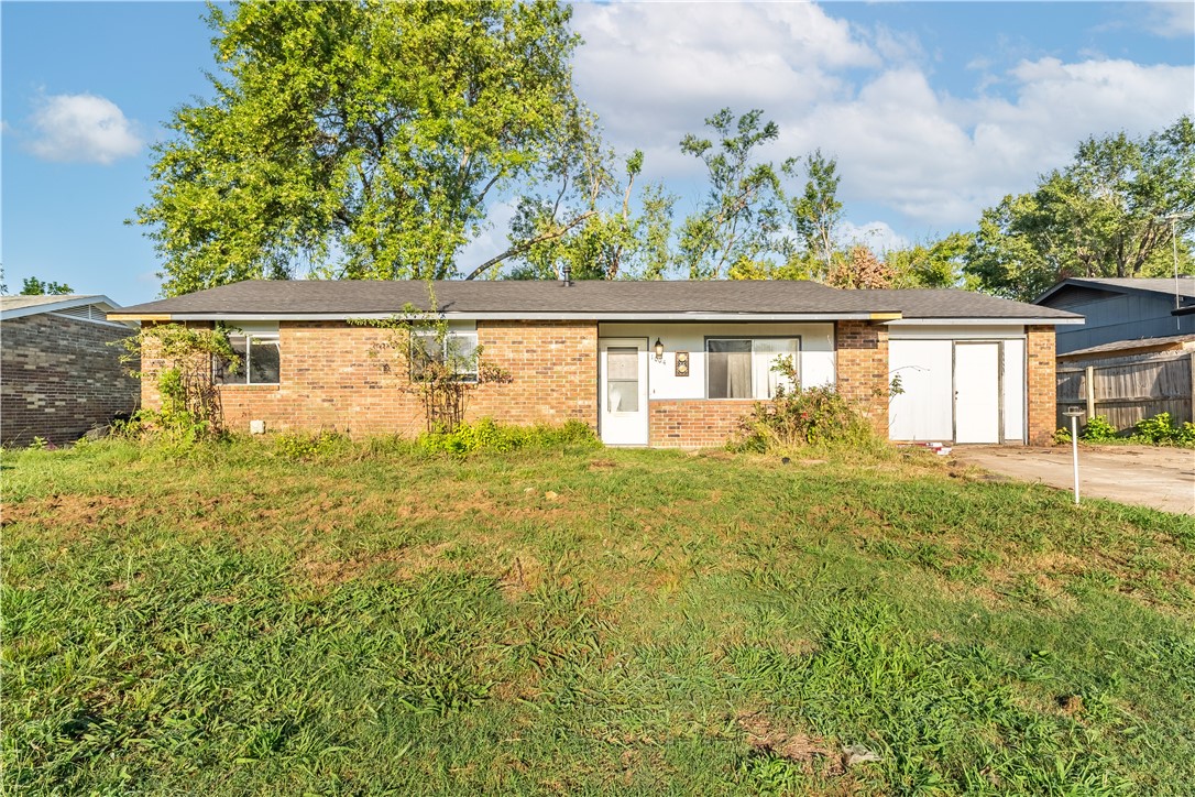 A perfect opportunity for first-time homebuyers or savvy investors! This charming single-family home is ideally situated in a prime location, offering convenience and comfort in one of the fastest-growing areas of Northwest Arkansas.
Nestled in a quiet, established neighborhood, this property is just minutes away from an array of local amenities. You'll love the easy access to nearby restaurants, where you can enjoy a variety of dining options. For shopping enthusiasts, the Pinnacle Hills Promenade and other local shopping centers are just a short drive away, making errands and retail therapy a breeze.
The home's proximity to top-rated schools and parks adds to its appeal, making it an excellent choice for families. Plus, with major highways nearby, commuting to work or exploring the beautiful Ozarks is quick and hassle-free.
Whether you're looking to purchase your first home or add to your investment portfolio, 1004 N 30th St offers the perfect blend of location, convenience, and potential.