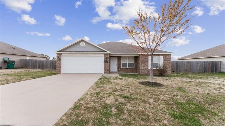 ?? Welcome to 3408 Alliance Dr, Springdale! This 3 bed, 2 bath home offers 1,257 sq ft of cozy, functional living in a quiet, friendly neighborhood. Built in 2016, the open layout connects the living room to a modern kitchen featuring a dishwasher, electric range, and microwave—perfect for entertaining or daily life.
Enjoy your private fenced backyard, ideal for BBQs or relaxing evenings. Additional features include a 2-car garage, central heat & air, and laundry hookups. Pet-friendly (inquire for details)!
Located minutes from Tyson Park, Har-Ber High School, Arvest Ballpark, and easy access to Hwy 412 & I-49. Close to shopping, dining, and Springdale attractions.
homes like this don’t last long! Message us to schedule your tour today!