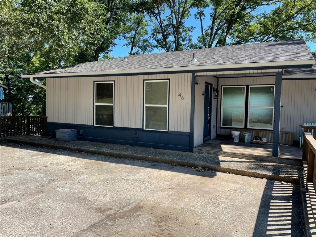 Newly remodeled townhome is waiting for you. New floors, paint, and granite counter top. Washer/dryer and refrigerator included. Waking distance to Bella Vista Country Club along with walking trails close by.