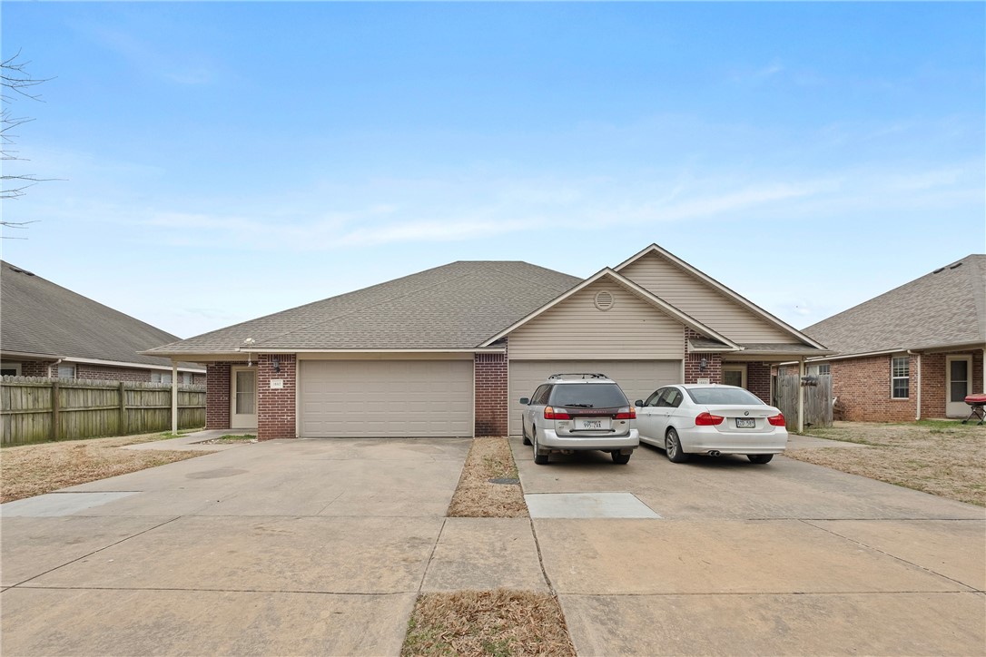 Newly remodeled home in Prime Fayetteville Location! This home offers 3 bedrooms, 2 full bathrooms, and a 2-car garage. Conveniently located in Fayetteville, youāll be just minutes from campus, with easy access to the highway and nearby biking trails--perfect for commuters, students, and outdoor enthusiasts alike. Whether youāre a student, working professional, or family, this home combines comfort with unbeatable convenience. Schedule a showing today!