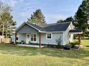 Cute cottage style home in downtown Lamar. This 3 bedroom 2 bath home features open concept living and kitchen area with island bar, tall ceilings, and vinyl flooring throughout. Clean, crisp and, open describes this home. Large master bedroom with master bathroom, stainless appliances, and granite countertops. Outside features large trees, outbuilding, large backyard, and covered front porch. Quiet neighborhood close to Lamar schools. All electric, 1232 sqft, built less than five years ago.