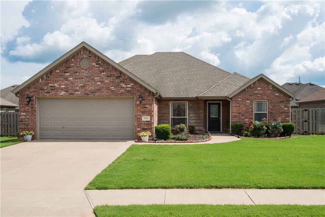 Well maintained house with beautiful landscape in Centerton. This home was built by Roth Builders. Enjoy a wonderful open concept living room and kitchen. It also includes tall ceilings in the kitchen and living room. Roomy master bedroom with a trey ceiling. Enjoy this 4 bedroom (plus an office) house with 2 full bathrooms. This one won't last long. Come see it soon!