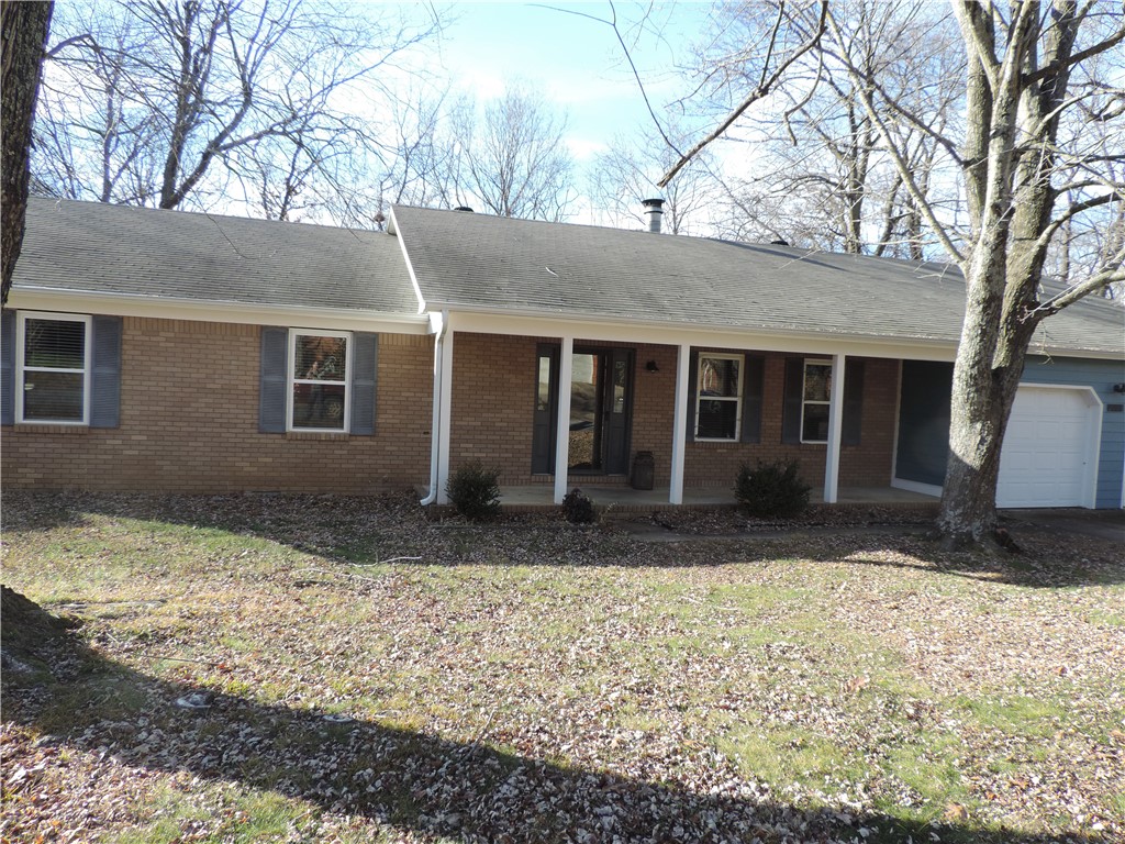 Great house in highly desirable Winwood sub. 3 bed 2 bath home 2 car garage, with 2 living areas, fireplace with a wonderful screened in back patio
New paint and fencing to be completed on the south side of house is scheduled