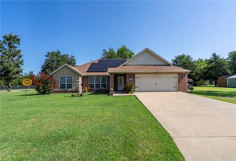 Photo of 1302 E Crawford Street, Gentry, AR 72734 (MLS # 1355903)