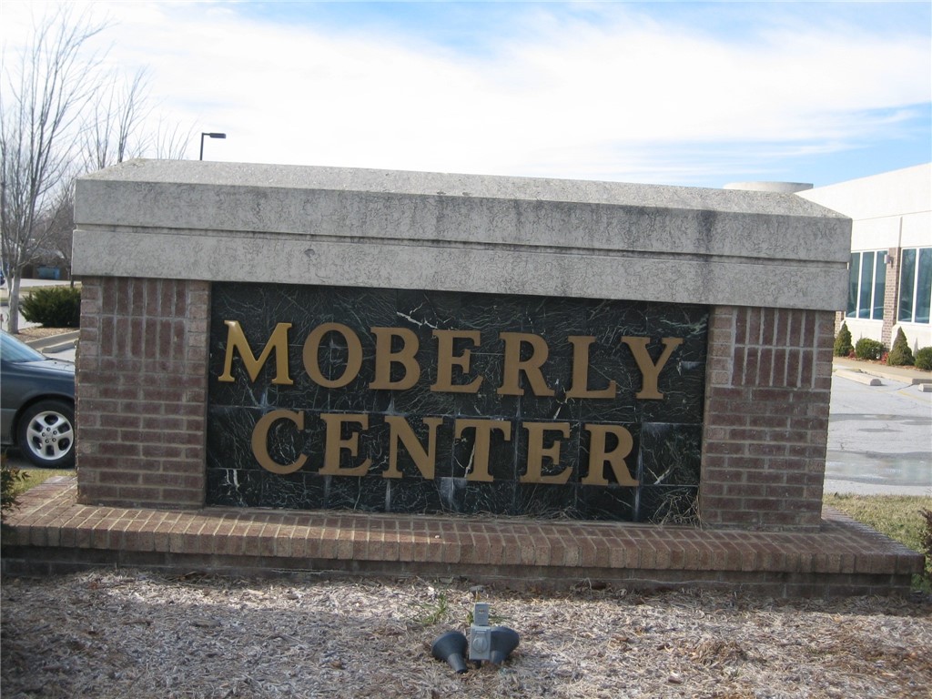 Nice Big office on Moberly Lane in Bentonville, AR. Landlord pays the utilities. Multi-tenant building. Common break room and bathrooms. 1 year lease required. $550 month and $550 deposit.