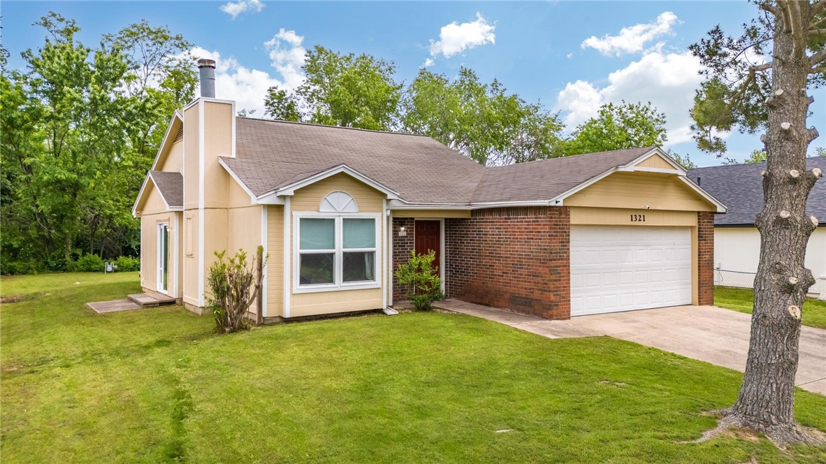 This convenient Rogers location gives easy access to all the Northwest Arkansas has to offer. Updated features include new painting,, countertops and new roof is scheduled to be installed this month. This clean, well maintained single level home is ready to go!
