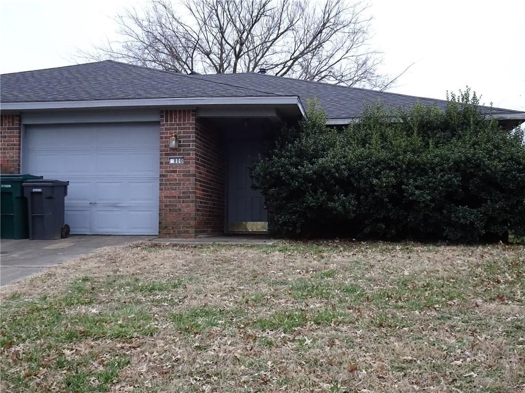 Very nice 2 bedroom, 2 bath Duplex in the Eastview Subdivision. Features include 2 bedrooms, 2 full baths. Huge Kitchen, laminate flooring, walk in closets, pantry. Refrigerator provided. Privacy fenced back yard