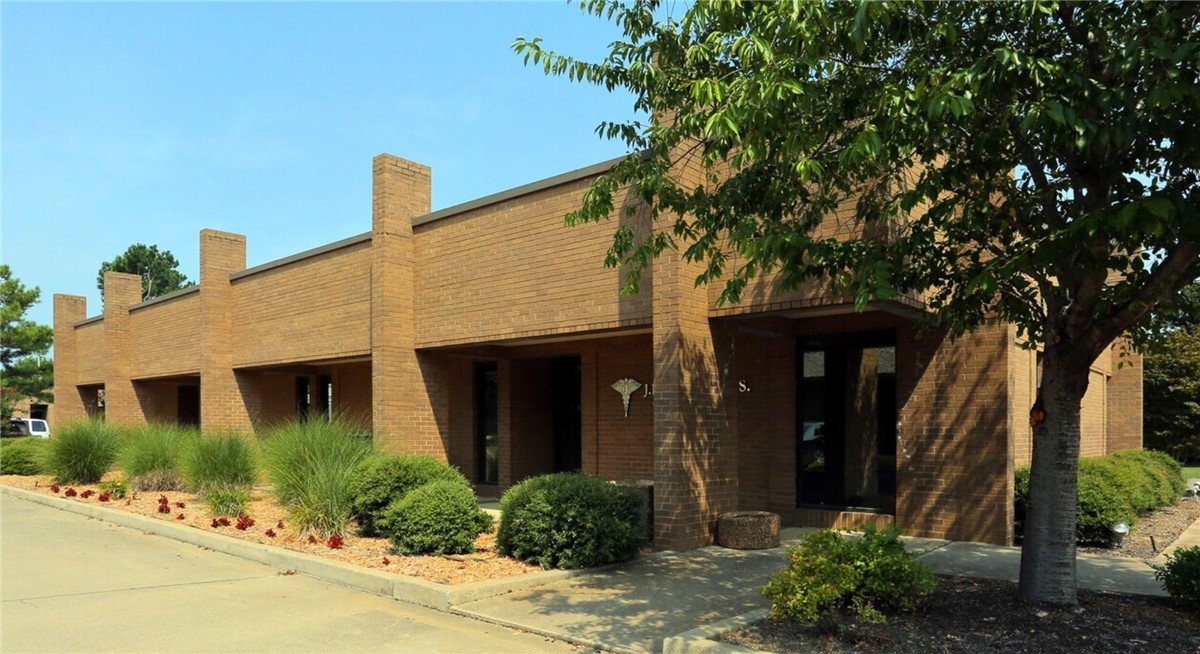 Lease expiration: Q4 2025
Fully occupied medical building.
Below market rents value add potential.
Centrally located.
Easy access to College Ave.
2.2 mile drive to Interstate-49.
Large waiting room. 2 exam rooms. 5 private offices. 4 storage rooms. 4 surgical rooms. x ray room. Laundry room. 4 bathrooms.