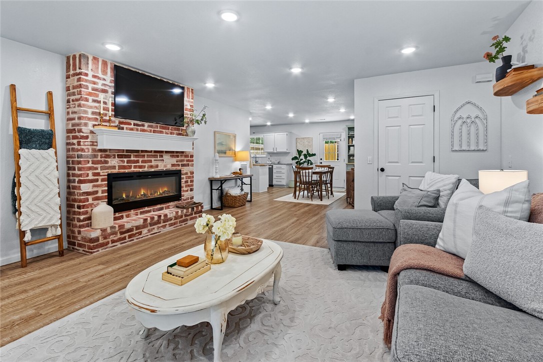 Completely updated unit! Spacious 2 bed, 2 bath, 1200+ sq ft, and one car garage. Completely remodeled, granite throughout, new stainless steel appliances, patio space, antique brick with modern electric fireplace. Conveniently located 4 min south of vibrant downtown Rogers, less than 10 min to I49, 7 min to lake Atalanta. If you need a bigger lake, Beaver lake (Monte Ne boat ramp) is just 8 minutes away!
Tenants required to pass background and credit check. Available for move in starting Friday September 15th, 2023 for 1 year lease. Rent will be prorated for September. $1550 mo. $1000 deposit, and $40 app fee due after acceptance.
Lawn care provided, tenant pays all other utilities.
No pets, no smoking. 1 year lease, can be broken for free if you purchase a home and use Daniel Philpot (REALTOR ) as your buyer agent. Property privately owned and managed.