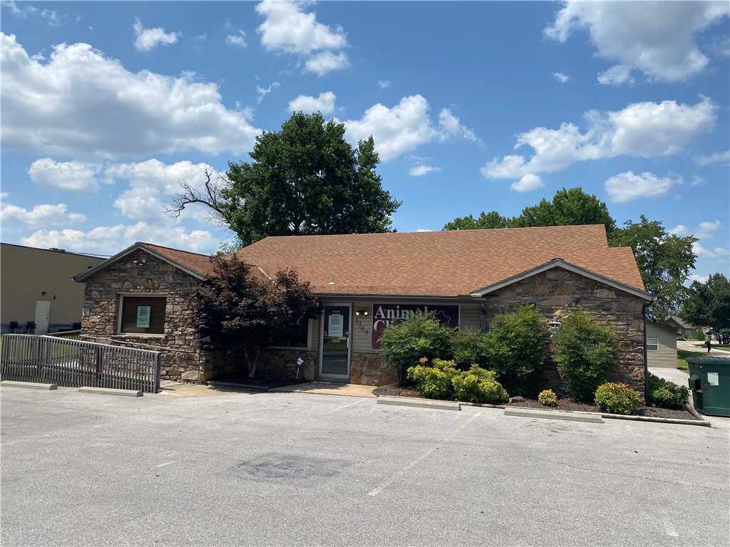PRIME COMMERCIAL PROPERTY -Hwy 71-B frontage. Fabulous opportunity to own this C-2 zoned building with almost an acre. Traffic count is 25,000+/- Stone's throw to CVS and Wal-Green. So much potential with this location
Many types of businesses will work for this property with room for lots of parking