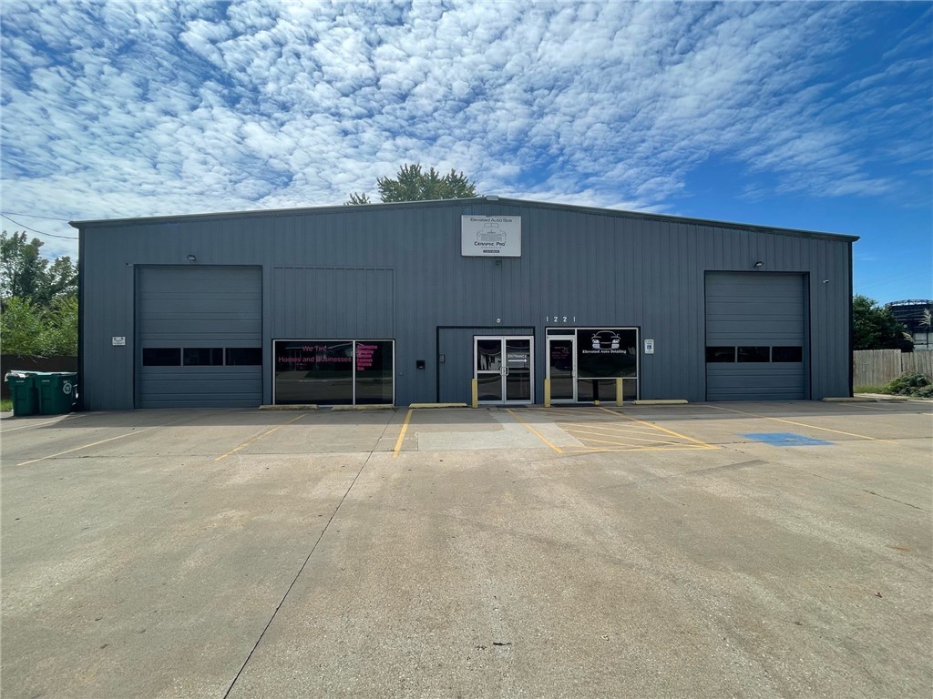 Excellent central Springdale location. Previously used as an automotive accessory/detail shop. Extremely versatile property that could be used for many different businesses. Call for more information.
