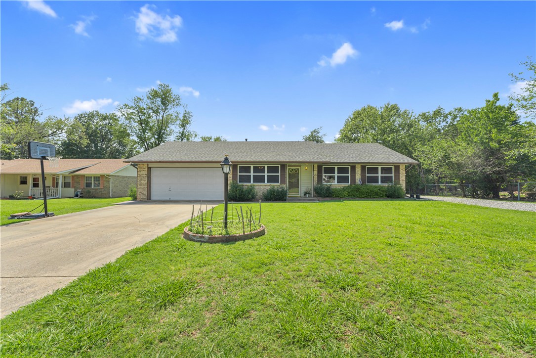 Welcome to this new listing this Charming Home offers 3 Bedrooms 2 full bathrooms in addition there's a separate bonus space that can easily be use as fourth bedroom, office or flex space to fit your needs. enjoy a large nice maintained back yard perfect for entertaining ,gardening, or simply relaxing out doors
located on a convenient area close to schools parks and shopping. Don't miss out on this great opportunity
