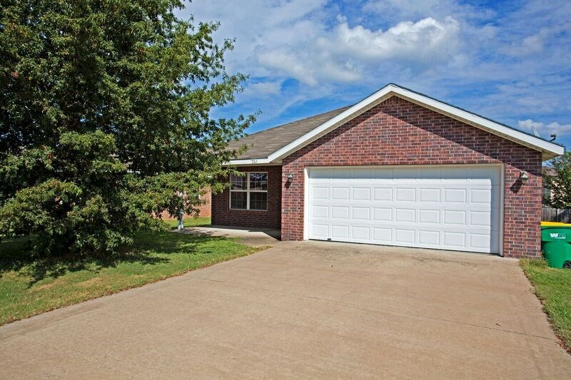 CHARMING HOME WITH PERFECT SIZE BACKYARD! Features include 3BD/2BA, beautiful open kitchen with island & pantry, fireplace, vaulted ceilings, nice size bedrooms, & laundry room. CALL TODAY FOR YOUR PRIVATE SHOWING!