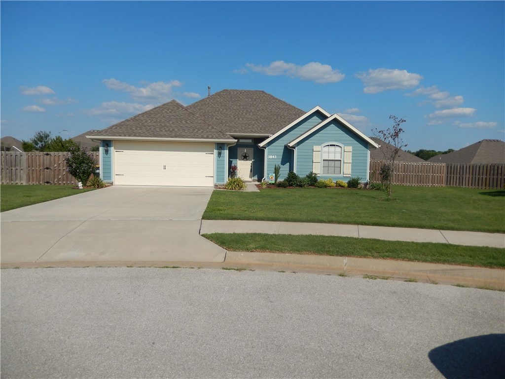 This home shows like Better Homes and Gardens. Great neighborhood, located right off Don Tyson Parkway. Enjoy the splash pad at George Park. Close to School of Innovation and Lakeside Jr. High. Family friendly neighborhood.