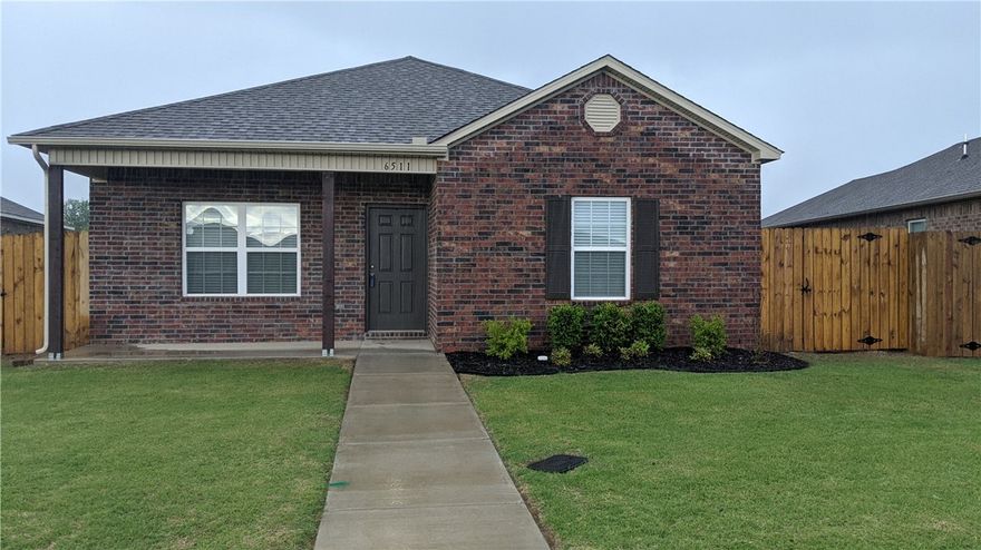 Well-maintained 3 bed, 2 bath home in a desirable Bentonville location! This home features a spacious open floorplan with 9’ ceilings throughout and durable vinyl plank flooring in the main living areas. The kitchen and bathrooms offer craftsman-style cabinetry and recessed lighting for a bright, inviting atmosphere. The kitchen is equipped with stainless steel appliances including a refrigerator, microwave, and range. Bedrooms are cozy and carpeted for comfort.
Enjoy the privacy of a fenced yard that’s easy to maintain. Additional features include a 2-car garage, washer/dryer hookups, ceiling fans, and central heat and air. Pet-friendly (small dogs allowed, cats not permitted). Convenient access to local amenities and major routes.