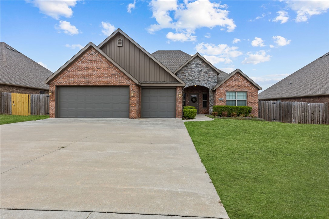 This beautifully maintained 2019-built home offers a perfect blend of style, comfort, and functionality. Featuring custom cabinetry, wood-look tile flooring, and a thoughtfully designed split floor plan, this home is sure to impress!
The open-concept kitchen is a chefās dream, boasting an oversized island, gas range, stainless steel appliances, and a stylish backsplash. The inviting primary suite provides a relaxing retreat with its spa-like ensuite bathroom, complete with a soaking tub, tiled shower, and dual vanity.
Step outside to enjoy your partially covered patio, perfect for unwinding after a long day. Inside, cozy up by the living room fireplace for a warm and inviting atmosphere.
Located in a fantastic neighborhood with a community pool, playground, and clubhouse, this home is also just moments from I-49 and only 0.5 miles from Shaw Park and its fun splash pad. Offering quick access to all the best of Northwest Arkansas, this home is truly a must-see!
Welcome home!