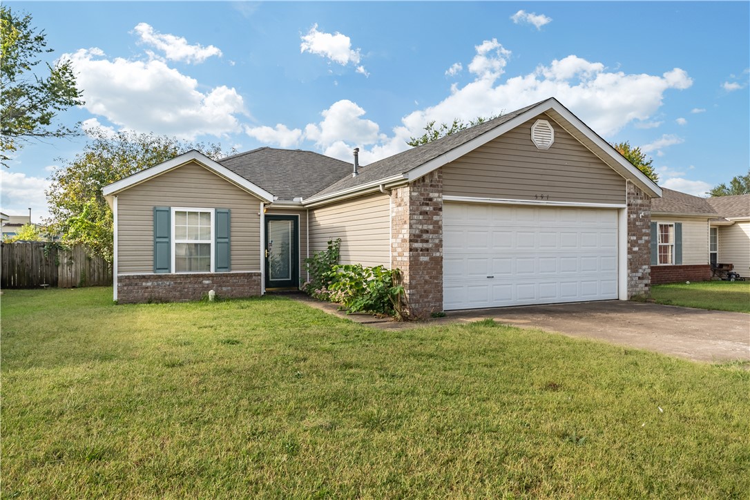 3 bed/ 2 bath split floor plan in a convenient location. Eat-in kitchen with ample cabinetry & a pantry. Fridge conveys. Master suite has 2 walk-in closets. 2 car garage, covered back patio and a privacy fenced backyard. Architectural shingle roof and a maintenance free exterior.