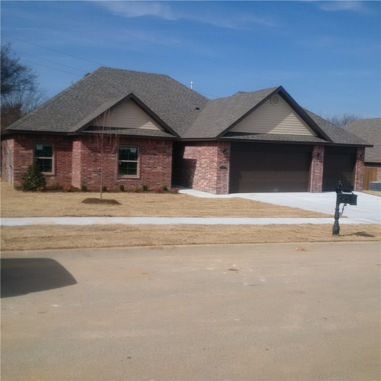 Wonderful new construction home in East Fayetteville, built by Brittman Construction. Home features 4 bedrooms, 3 baths, 3 car garage, split floor plan with a large bonus that could be used as another bedroom. Granite counter tops, covered back patio, great living space complete with wood floors& gas log fireplace. Master bedroom with his/hers closet & bathroom with double vanity, Jacuzzi tub & separate shower.