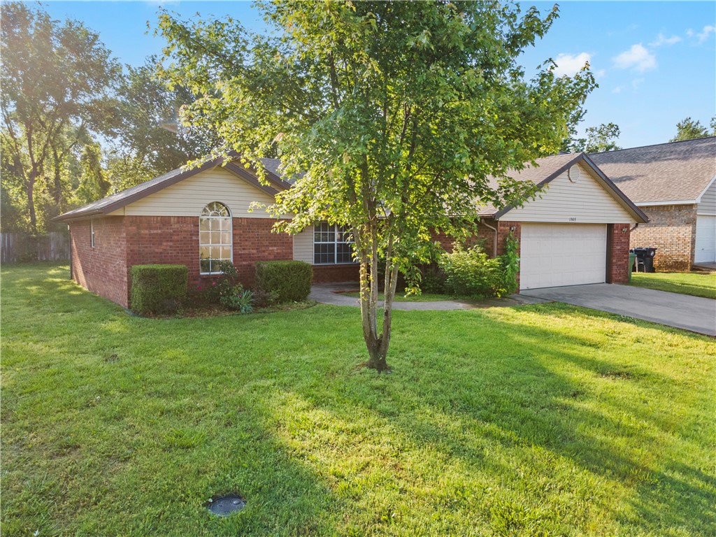 Charming 3-bedroom, 2-bath home in the desirable Cambridge Park neighborhood of Rogers. This 1,695 sq ft split floor plan offers a functional layout with spacious living areas, a large primary suite, and great natural light throughout. The owner is offering a $6,000 allowance for paint, trim, and carpet replacement—an excellent opportunity to make it your own with personal touches. The property backs up to scenic walking trails and is just a short walk to the community park, perfect for enjoying the outdoors. Conveniently located minutes from Bentonville, downtown Rogers, and only 5 minutes to I-49. A rare blend of location, potential, and neighborhood charm!