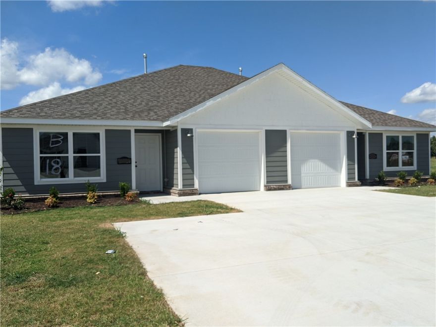 3 bed, 2 bath duplex with LVP flooring throughout, stainless steel gas range and dishwasher. Full privacy fence, one car garage.