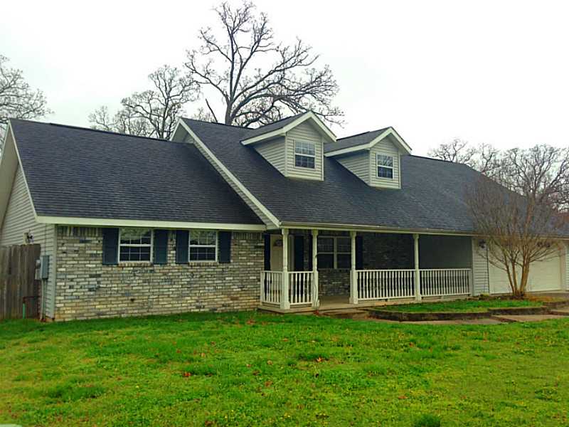 NICE 3 BEDROOM HOME IN ROGERS. HOME FEATURES: FIREPLACE, SPLIT BEDROOM PLAN, FORMAL DINING ROOM, EAT-IN-KITCHEN, LARGE UTILITY ROOM, COVERED FRONT PORCH, 2 CAR GARAGE AND QUICK ACCESS TO HWY 102.