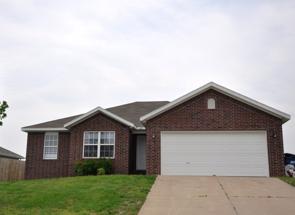 Close to Wal-Mart DC #6094 and XNA Airport. Nice 3BR/2BA home w/2 Car Garage. Home includes a 
spacious fenced backyard, garden spot, Wood Fireplace in Living Room. Large Bedrooms w/Ceiling
fans and window blinds. This is an all Electric home (Heat,AC,Water Heater). No Lawn Care included.
No Refrigerator or Washer & Dryer.