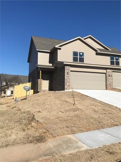 3 bedroom 2.5 bath duplex featuring wood laminate floors, granite counters, walk in closets, and much more. All appliances included. Just minutes to Downtown Bentonville, WalMart Home Office, I-49, restaurants, shopping and NWA trail system.