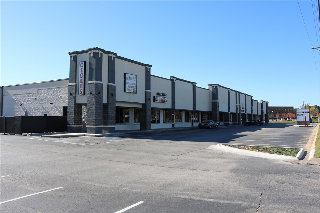 Great centrally located retail location in the heart of Auto row and on the border of Bentonville and
Rogers. Easy access and great major road frontage!