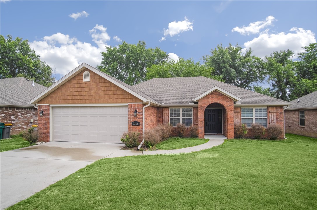 Beautiful 4 bedroom, 2 bath home with fenced-in backyard ready for you! Engineered wood floors, quartz and many other upgrades make this home a must-see! Washer, dryer and fridge included. Don't miss out!
Available immediately.