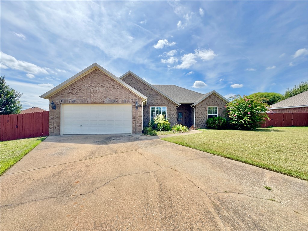 Great location about 15 minutes to Bentonville square or a few minutes to Centerton on a cul-de-sac with lots of outside space and a nice quiet street with minimal traffic. Just a few neighborhoods from Bentonville West and Centerton Gamble Elementary. New flooring, paint and updated appliances.