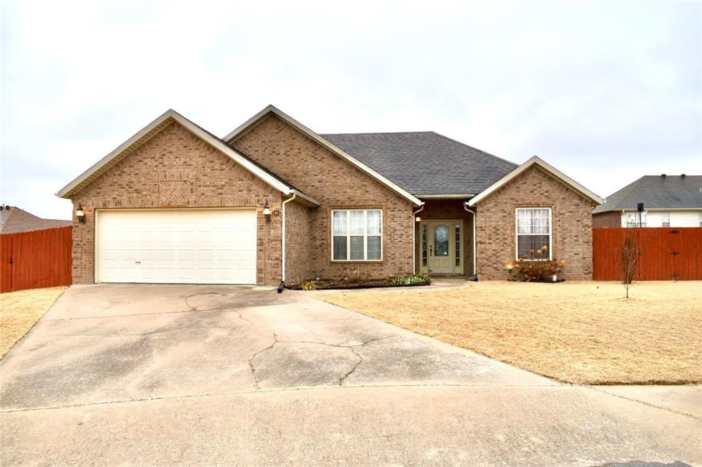 Great location about 15 minutes to Bentonville square or a few minutes to Centerton on a cul-de-sac with lots of outside space and a nice quiet street with minimal traffic. Just a few neighborhoods from Bentonville West and Centerton Gamble Elementary. New flooring, paint and updated appliances.