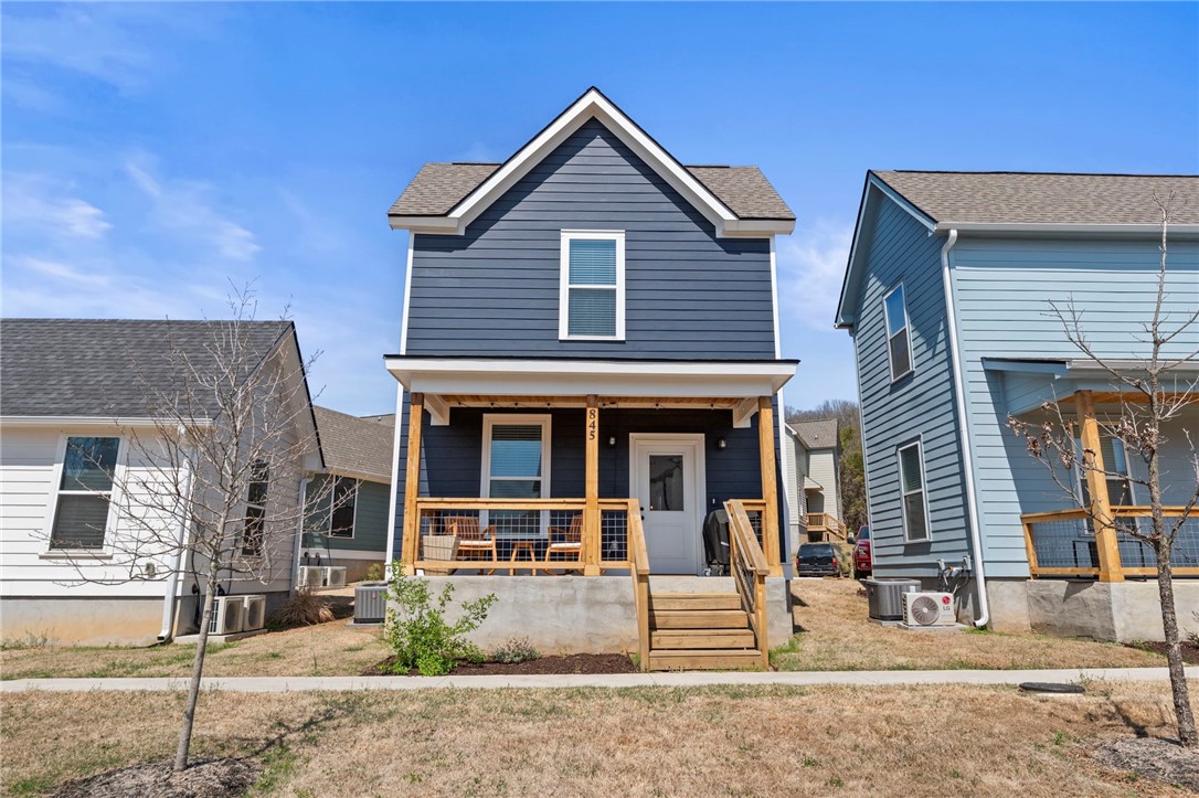 Minutes to the University of Arkansas and steps away from Centennial Park, this energy efficient and low maintenance home puts Razorback games and outdoor adventure at your front door! This is a paradise for any bike riders, students, faculty, or weekend guests. Be right in the middle of the action for the National Cycling Cyclocross Championships this summer!