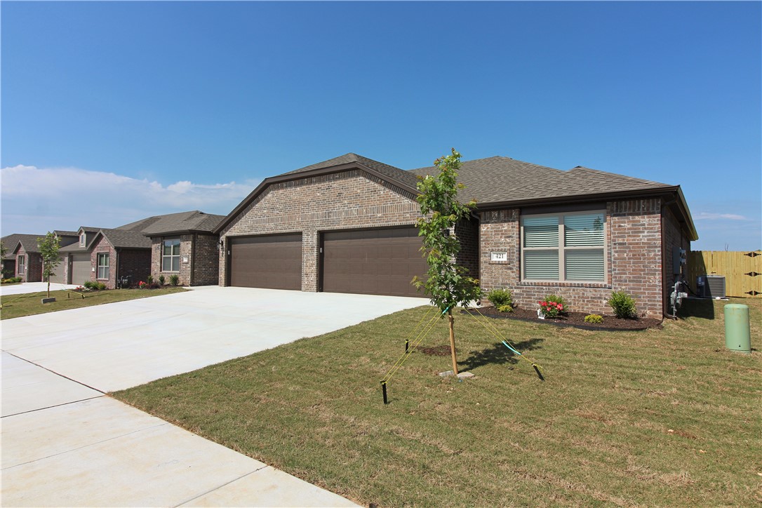 A newer 3 bedroom, 2 bath duplex just minutes from town. Beautiful Sod yard and landscaped. Wood tile in main living areas, ALL granite through out, Stainless steel appliances, gas stove, and large fenced back yard for privacy. Pets negotiable with additional rent and deposit.