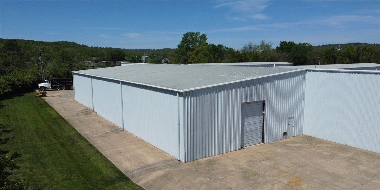 Site Overview
Available: ±4,000 SF.
Asking rent: $11.50 PSF.
Rent type: NNN.
Grade level doors: 1 (14').
Min wall height: 16'.
Max peak height: 20'.
Property Highlights
Less than 1 mile from I-49.
One small office and half bath.
A fantastic use for dry storage, contracting warehouse, or light industrial purpose.