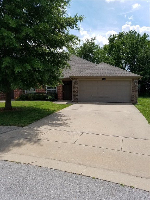 1500 SQFT FOOT DUPLEX ON A CULDESAC! IMMACULATE NEW CARPET AND FLOORING. LIVING ROOM W/ FIREPLACE, EAT IN KITCHEN W/GRANITE COUNTER TOPS & ALL APPLIANCES, MASTER BEDROOM W/ HUGE WALK IN CLOSET, MASTER BASH HAS JETTED TUB & WALK IN SHOWER, WOOD PRIVACY FENCED BACK YARD. NO PETS & NO SMOKING PROPERTY. RENT $850.00 PER MONTH SECURITY DEPOSIT $850.00 WITH 1 YEAR LEASE REQUIRED. QUALIFIED APPLICANTS WILL NEED TO PAY $35.00 PER PERSON OVER THE AGE OF 18 FOR CREDIT/CRIMINAL HISTORY BACKGROUND CHECK. CONTACT JOAN BROWN 479-957-0188 GRIFFIN COMPANY REALTORS.