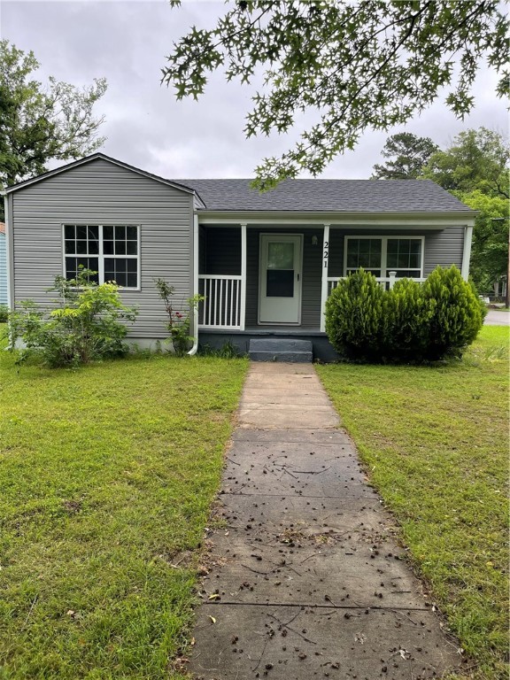 Cute two bedroom house not far from downtown, parks, and JBU. Not far from anything Siloam has to offer. The house is on a quiet street and has large shade trees in the front yard.