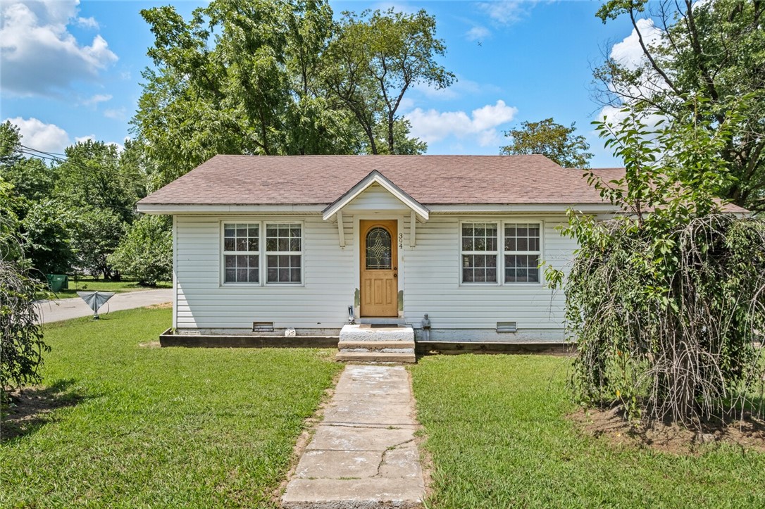 Centerton Charmer ready for a new owner! This well-maintained 2-bedroom, 1-bath home features an additional flex room—perfect for an office or potential third bedroom. The spacious lot offers plenty of room to add a garage or design the backyard of your dreams. Inside, you'll find a cozy layout with a walk-in closet in the primary bedroom. Whether you're a first-time buyer, downsizing, or looking for an investment, this home has great potential in a growing area. Age of home is unknown. **The City will be doing road construction on C St, navigate from Main St. to avoid the road construction.**