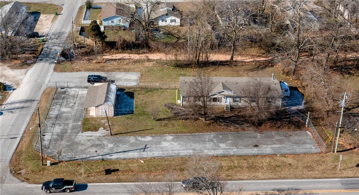 Excellent visibility with approximately 188 linear feet of frontage on N Main St which connects Hwy 102 and Hwy 72. Great location for retail or office development. 0.2 miles to E Centerton Blvd and 1.6 miles to Hwy 72. 6.1 miles to I-49.