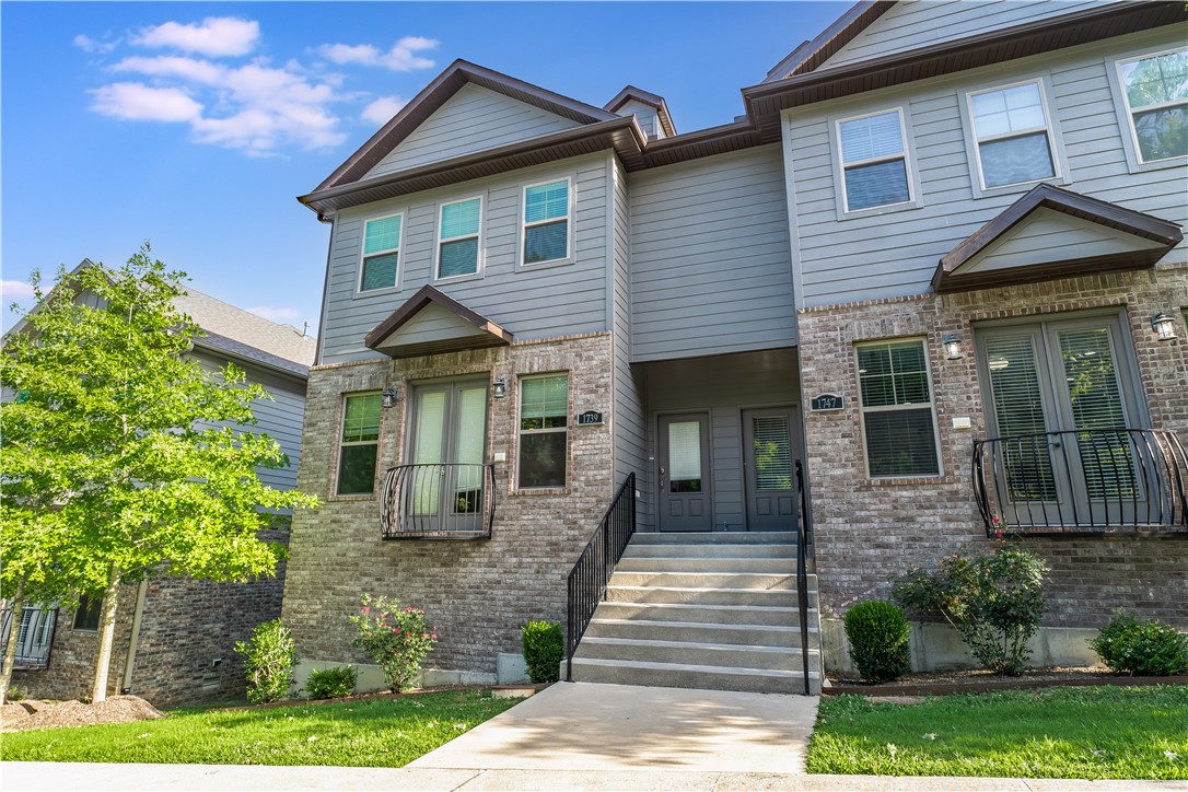 This spacious and well-maintained home offers 4 bedrooms and 3.5 bathrooms, making it perfect for comfort and convenience. Enjoy a modern kitchen with stainless steel appliances, plus washer and dryer included—everything you need to move right in. Located within walking distance to Bud Walton Arena, Donald W. Reynolds Razorback Stadium, and the University of Arkansas campus, you’ll be in the heart of it all. Opportunities like this don’t come often!!