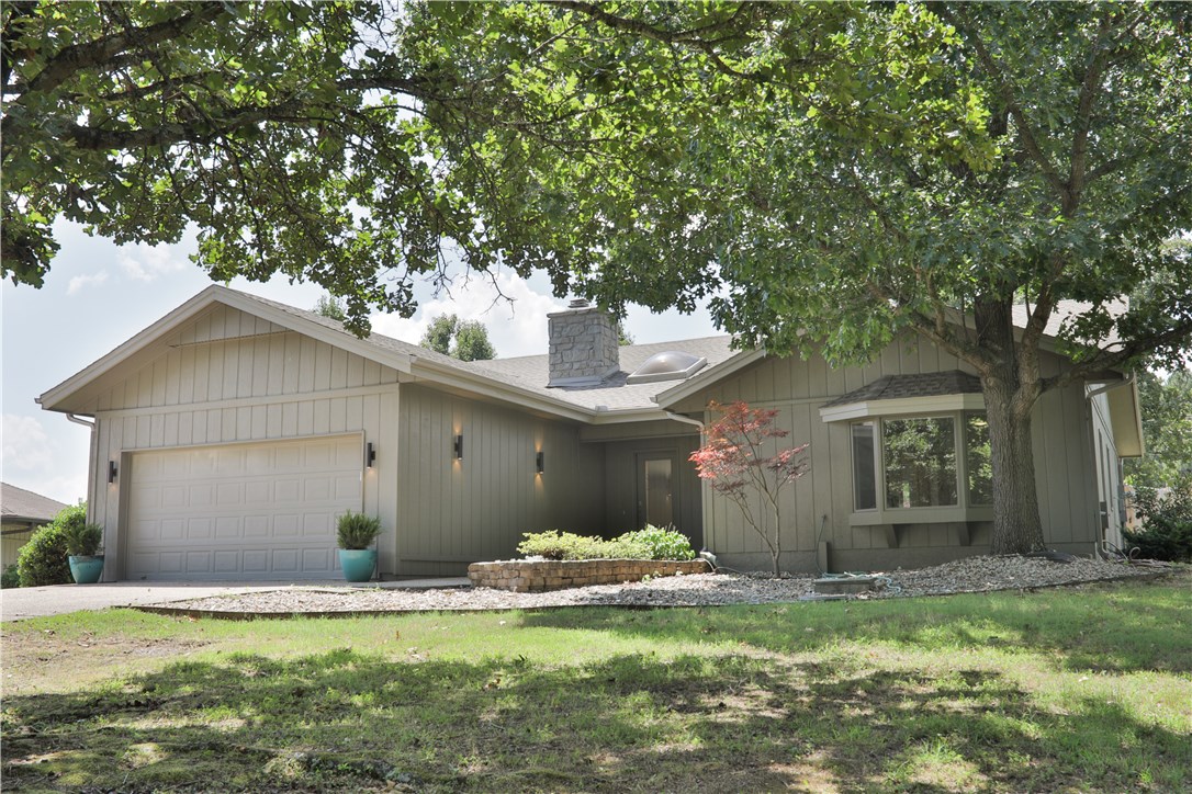 EVERYTHING is new! Tons of natural light, vaulted ceilings, gorgeous rock fireplace, sunroom with golf views. COMPLETELY updated hard-to-find flat grassy lot on a cul-de-sac in Bella Vista. This home is move-in ready, walking distance to all of the Metfield amenities, on the golf cart path. Beautifully landscaped lot, new flooring, paint (interior and exterior), lighting, hardware, appliances and electrical throughout. New bathrooms (tubs, shower, tile, faucets, etc!). Kitchen with eat in area plus a dining room, stainless appliances, large basin sink, granite countertops, subway tile, new hardware, etc. This home is spacious, beautiful, warm and inviting. You'll be tucked away in a quiet cul-de-sac, yet close to the best Bella Vista amenities including the Metfield clubhouse, pool, playground, pump track and bike trails.