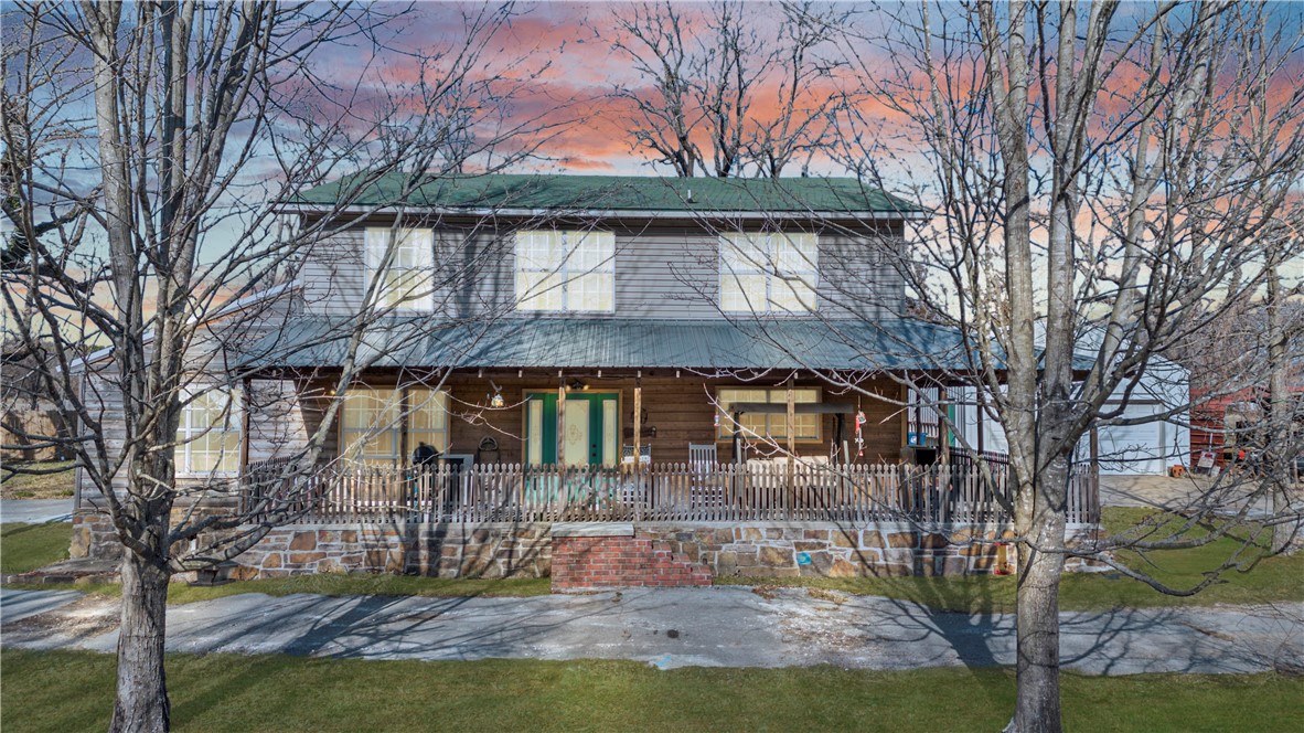 Custom home Nestled on 4.22 acres +/- off Hwy 94 close to Down town Rogers out of city limits
This remarkable property features a spacious layout, complete with a barn and shop limitless opportunities
with the inclusion of a second kitchen and private entrance, could be used as a in law-suite or rental space