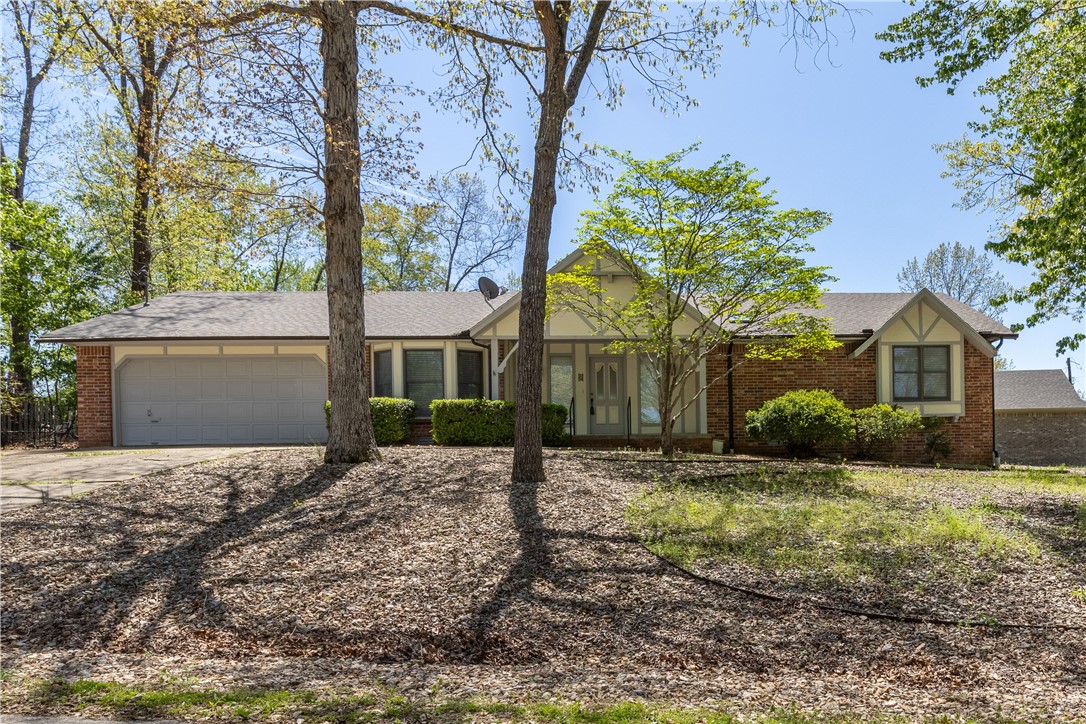 A bright and welcoming house on a corner lot in a quiet cul-de-sac. Easy access to the Bella Vista bike trails, just down the road from Kingsdale tennis facility, club house, and playground. A covered patio with fully fenced low maintenance back yard that backs up to woods. Ample storage throughout with walk-in closets in all three bedrooms. The garage has backyard access and a workshop area.
