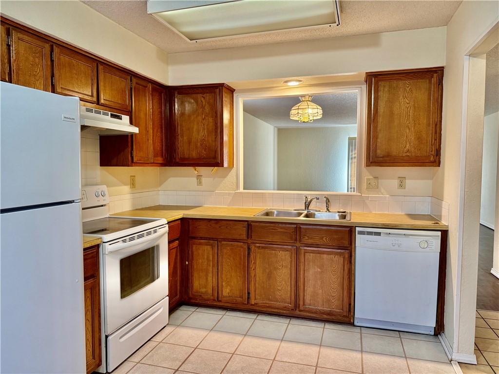 Metfield Courts Bvv - Residential Lease