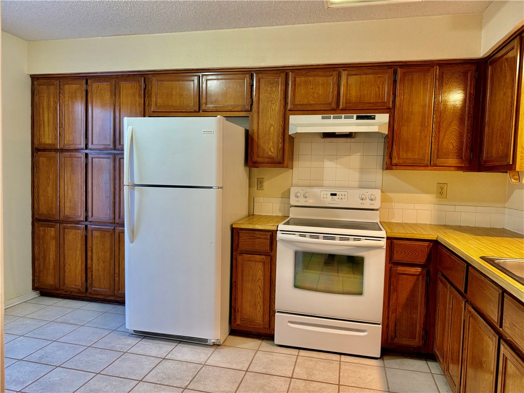 Metfield Courts Bvv - Residential Lease