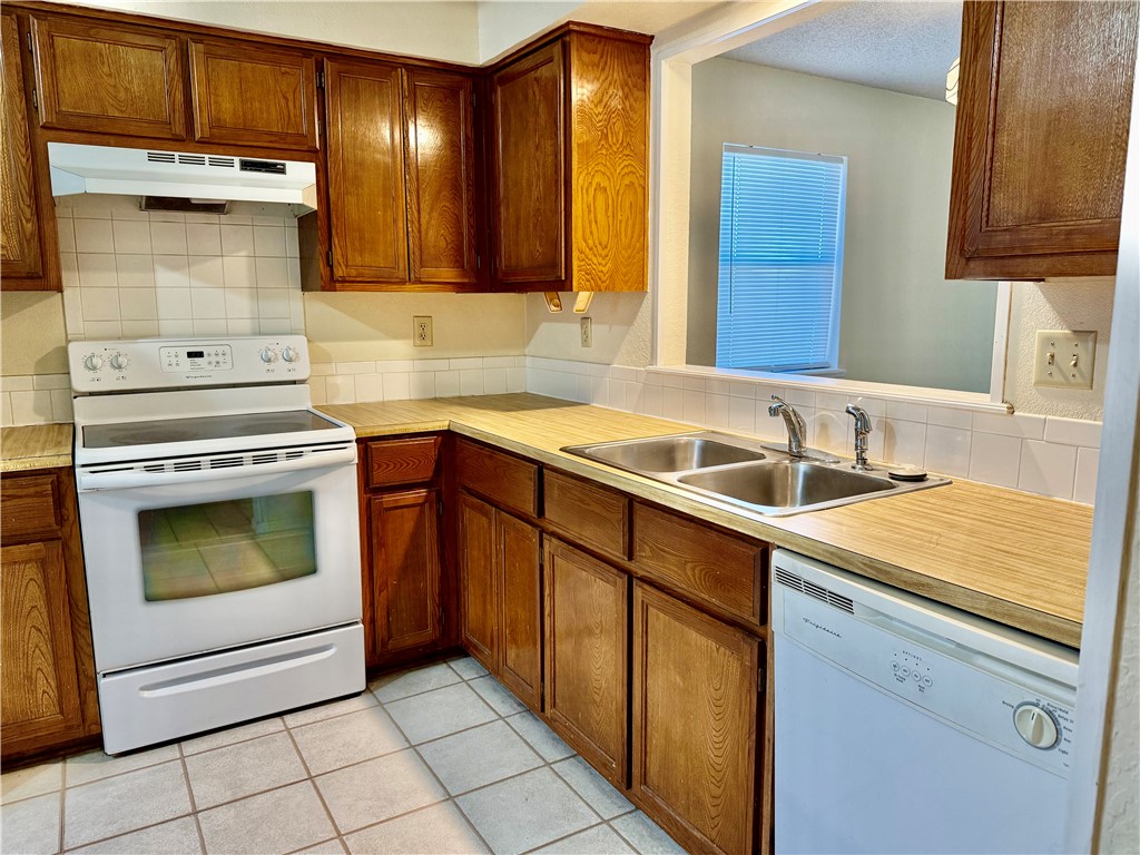 Metfield Courts Bvv - Residential Lease