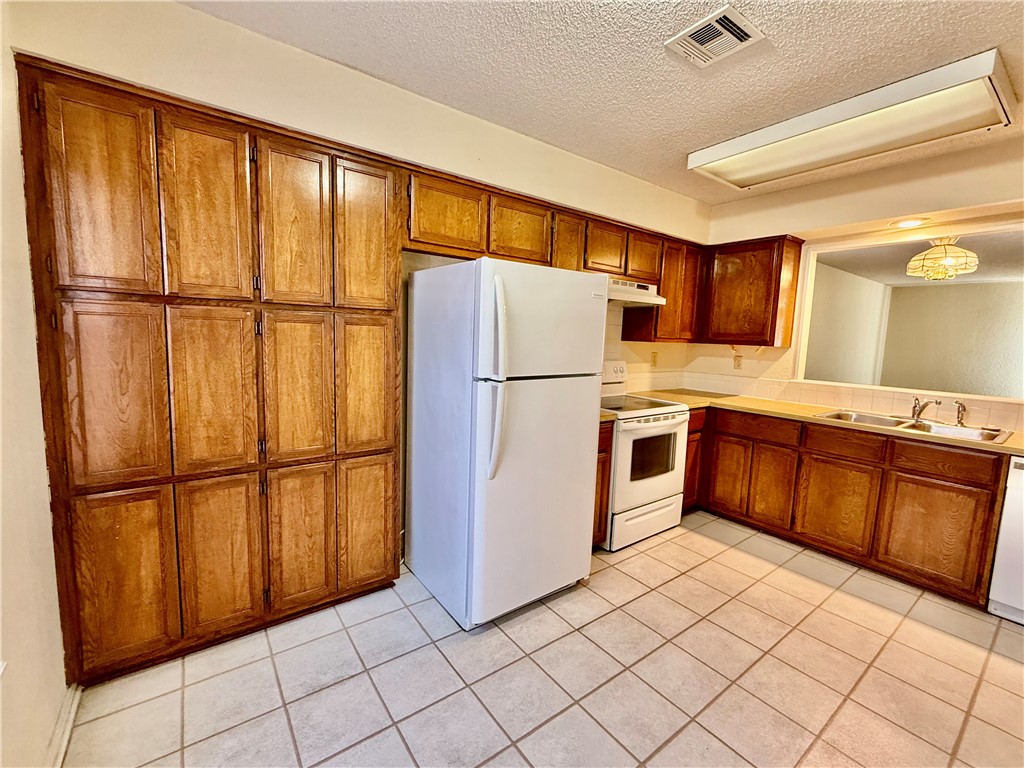 Metfield Courts Bvv - Residential Lease